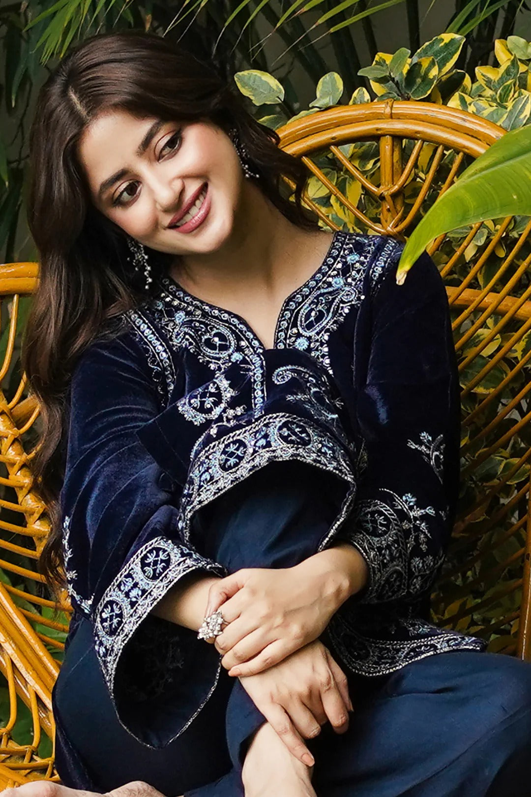 Embroidered Velvet Kurta Trouser - 3276