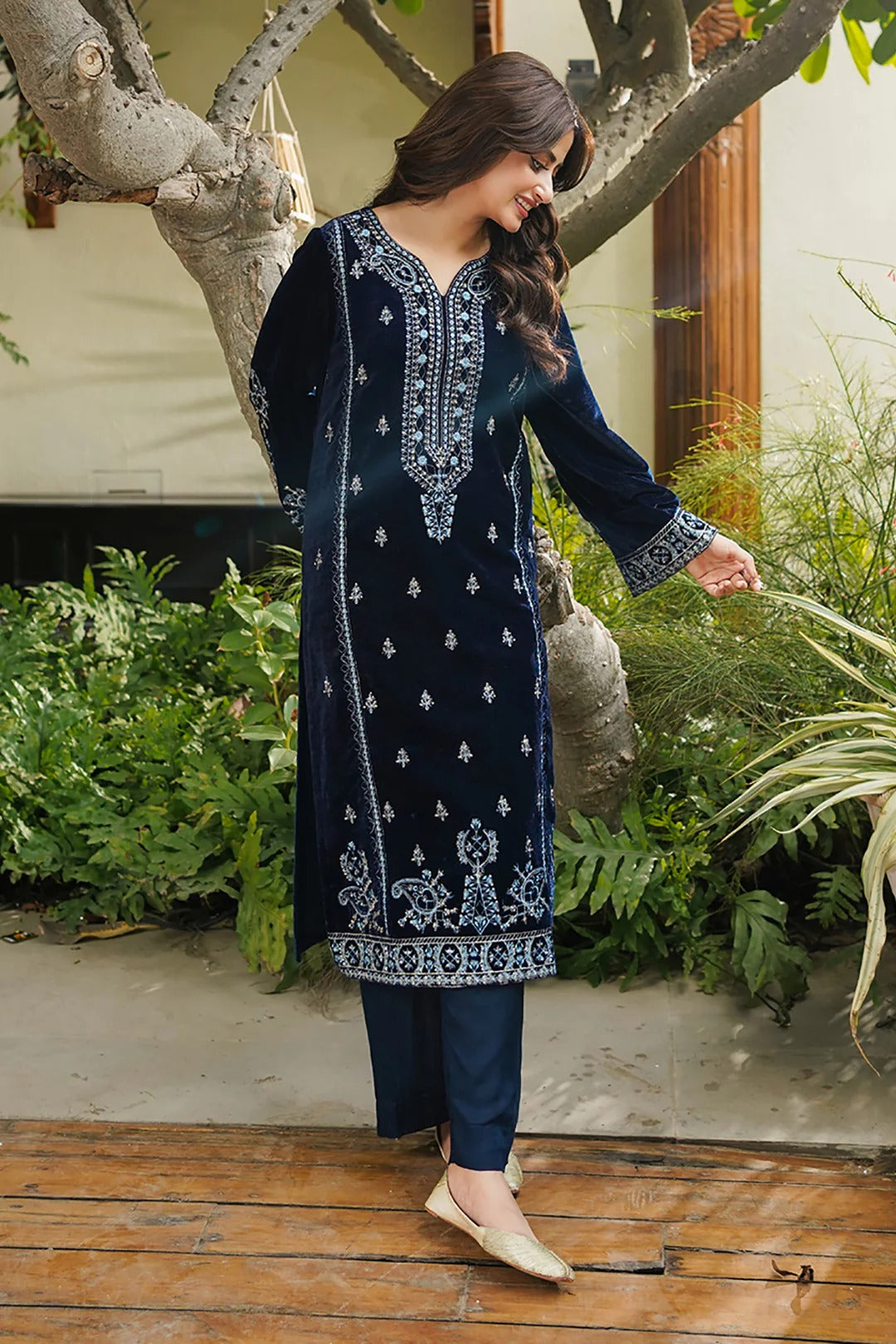 Embroidered Velvet Kurta Trouser - 3276