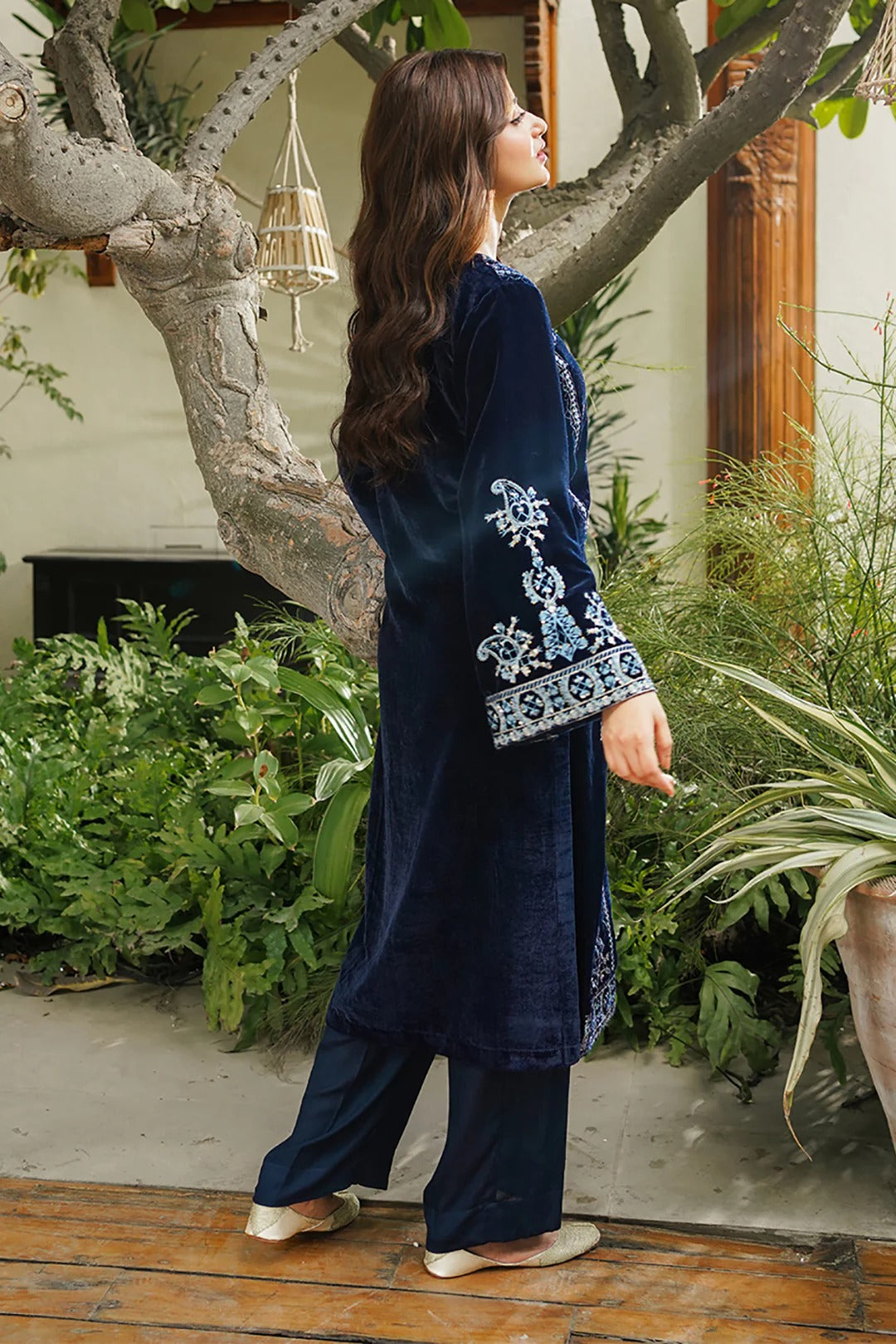Embroidered Velvet Kurta Trouser - 3276